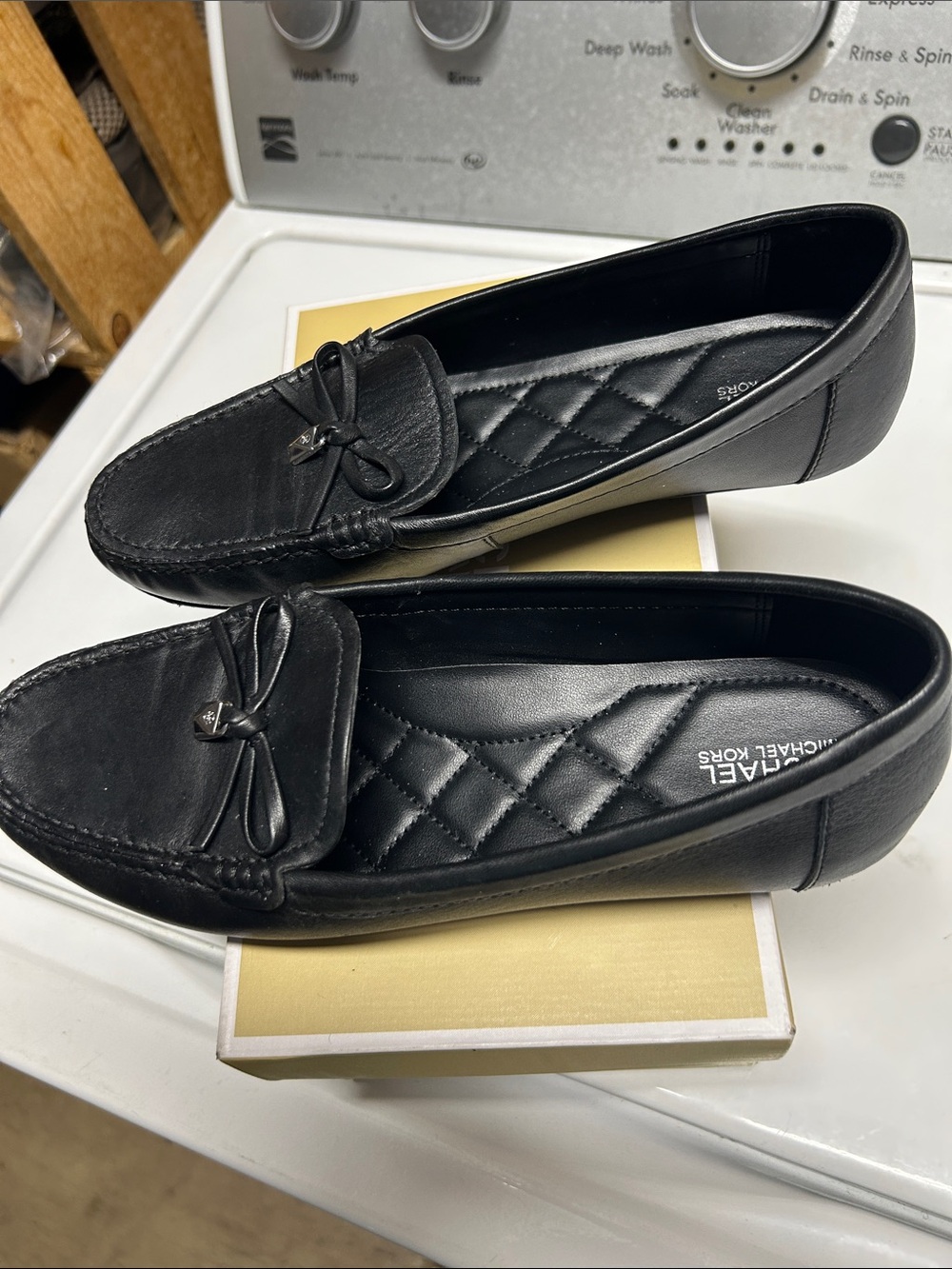 Michael Kors Black Leather Bow Moccasin Loafers. 7M - Picture 4 of 5